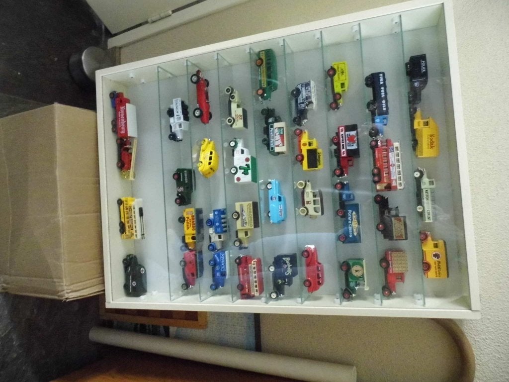 Verzameling Day's Gone modelauto's in vitrine kast, Hobby en Vrije tijd, Ophalen, Nieuw, Overige typen, Overige merken