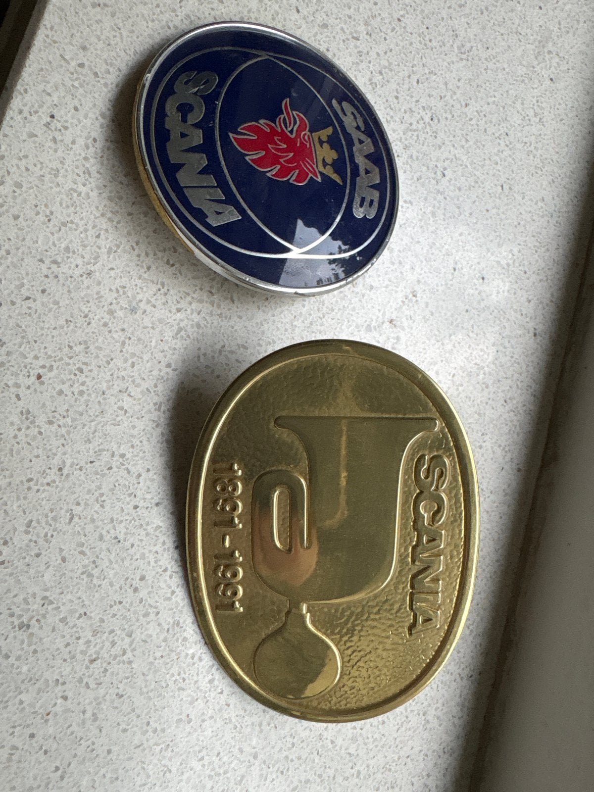 Scania Saab Emblemen - Vintage Collectie, Verzamelen, Ophalen, Gebruikt, Auto's