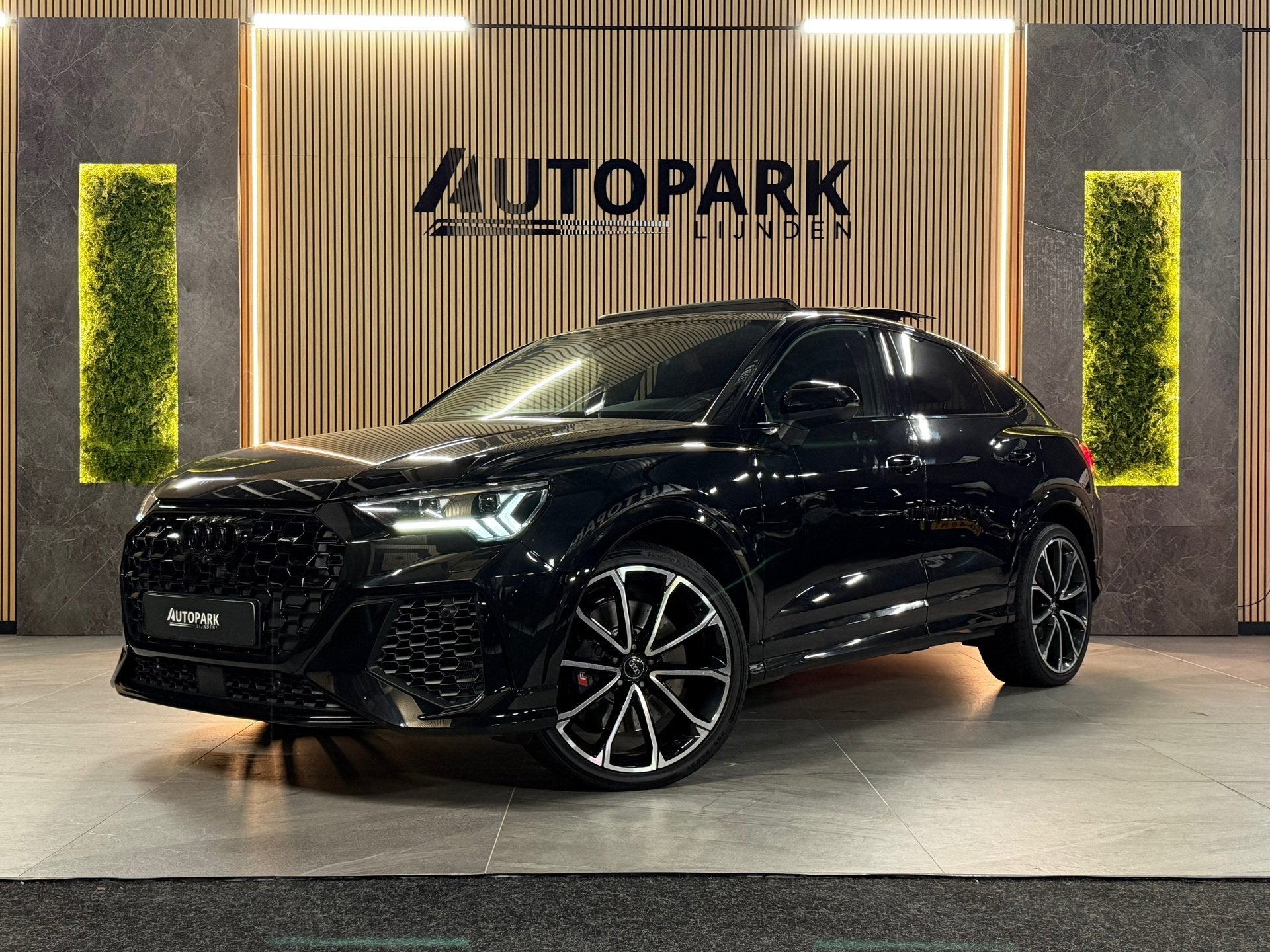 Audi RSQ3 Sportback TFSI |PANO|B&O|MATRIX|KEYLESS|CAMERA|DEA, Auto's, Dealer onderhouden, Gebruikt, Zwart, Bedrijf