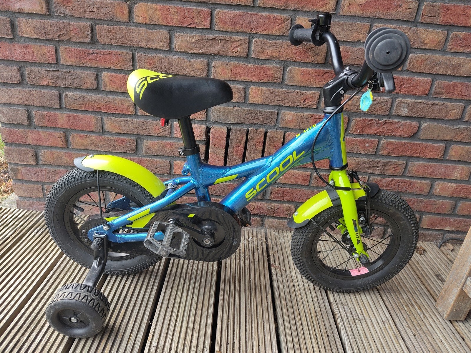 S'COOL kinderfiets met zijwieltjes - 12 inch, Ophalen, Terugtraprem, Zijwieltjes, Gebruikt