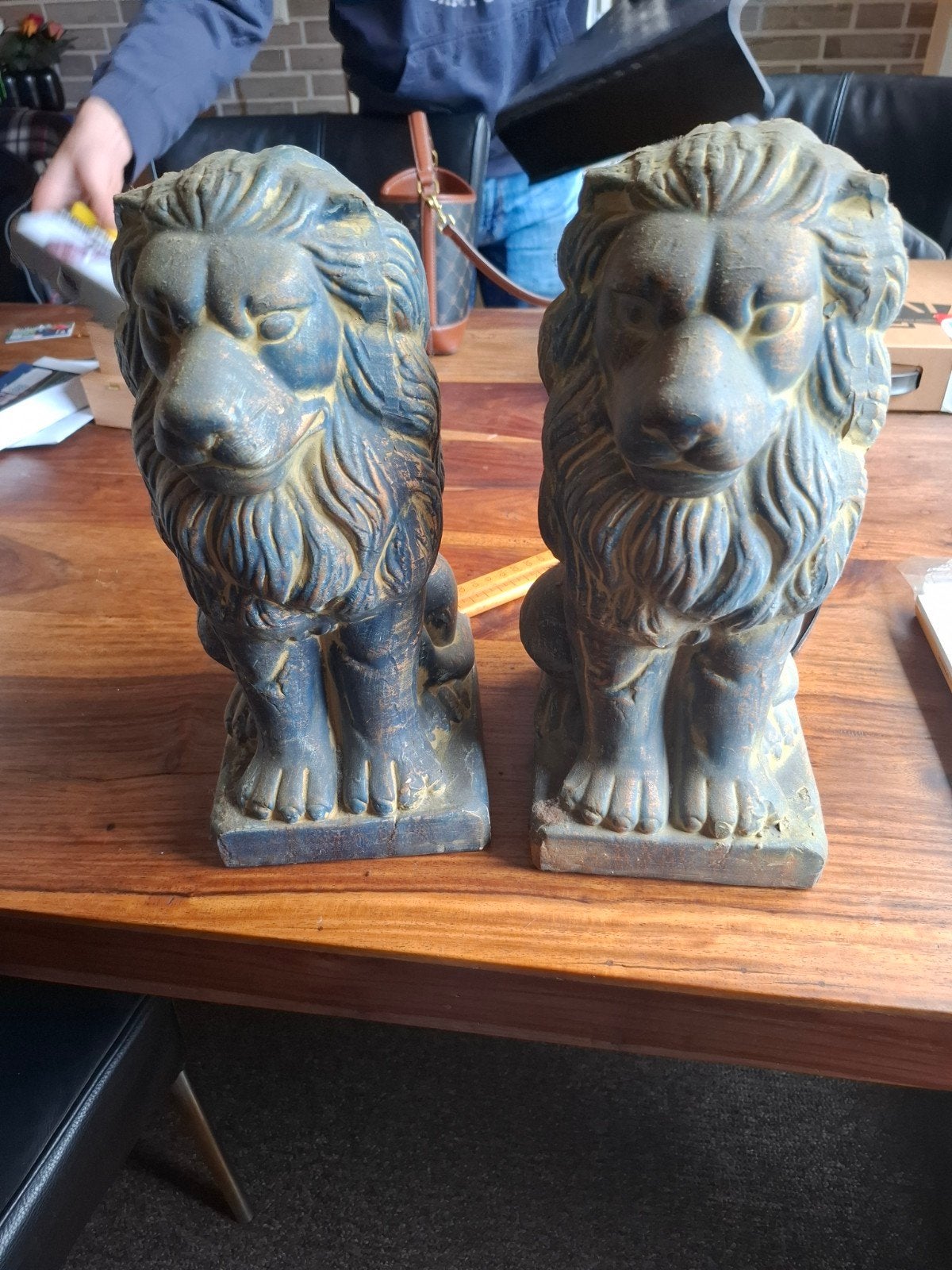 Set van 2  leeuwenbeelden, Ophalen, Zo goed als nieuw