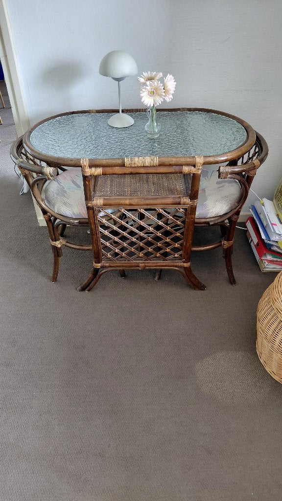 Rotan bruin vintage tweepersoons tafel met stoelen glasplaat, Ophalen, Gebruikt, 100 tot 150 cm, Glas