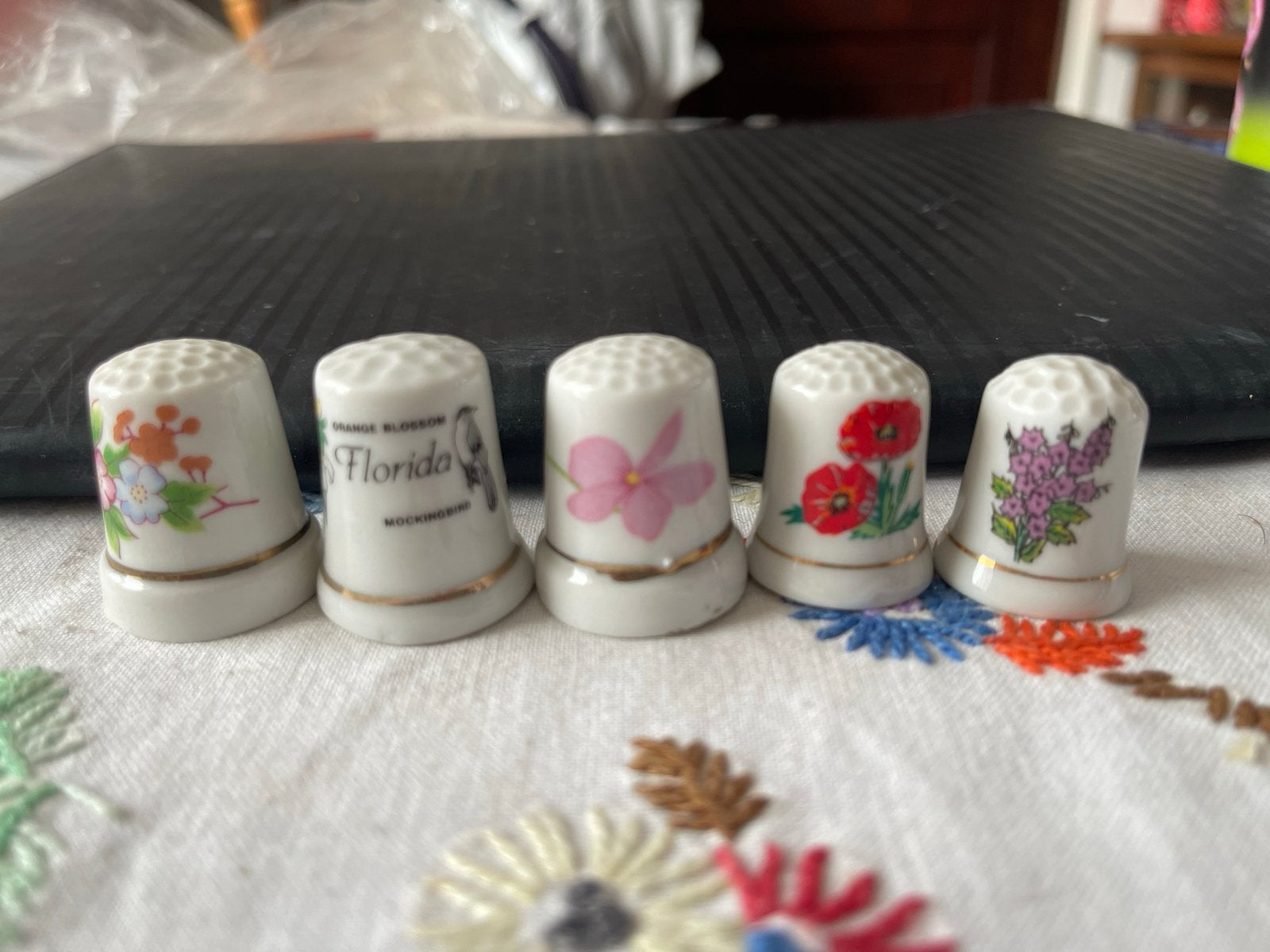 Set van 5 porseleinen vingerhoeden met bloemmotieven, Ophalen of Verzenden, Gebruikt, Porselein, Buitenland