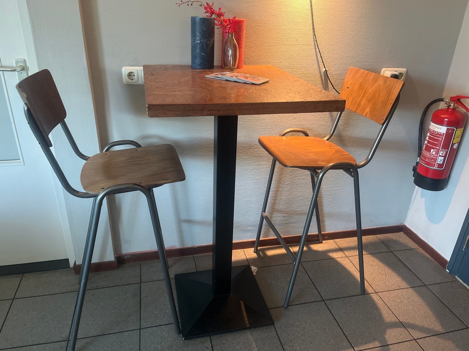Statafel met 2 barkrukken - Houten blad metalen  onderstel, Huis en Inrichting, Ophalen, Gebruikt