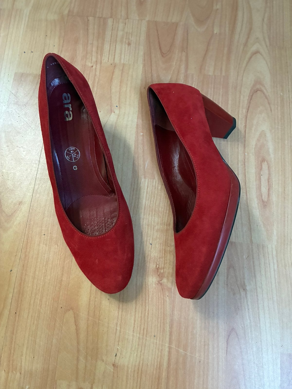 ARA suede pumps zgan 41 G, Kleding | Dames, Schoenen, Ophalen of Verzenden, Zo goed als nieuw, Rood