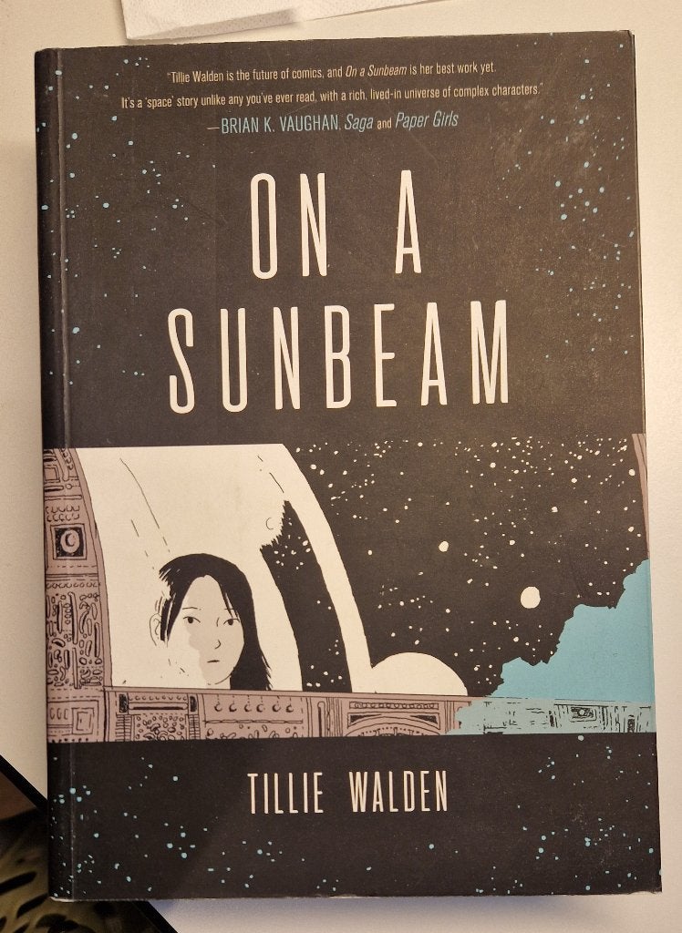 Tillie Walden - On a Sunbeam dikke GN beschadigde achterkaft, Boeken, Eén comic, Ophalen of Verzenden, Gelezen, Amerika