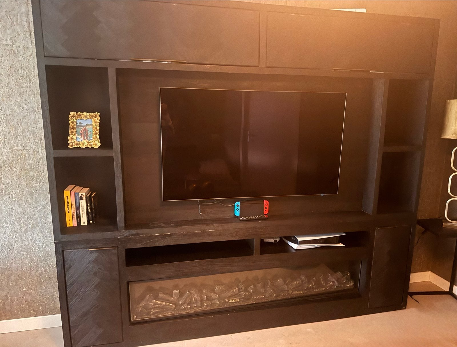 Modern TV-meubel met ingebouwde elektrische haard, Huis en Inrichting, Kasten | Televisiemeubels, Ophalen, Gebruikt, 200 cm of meer