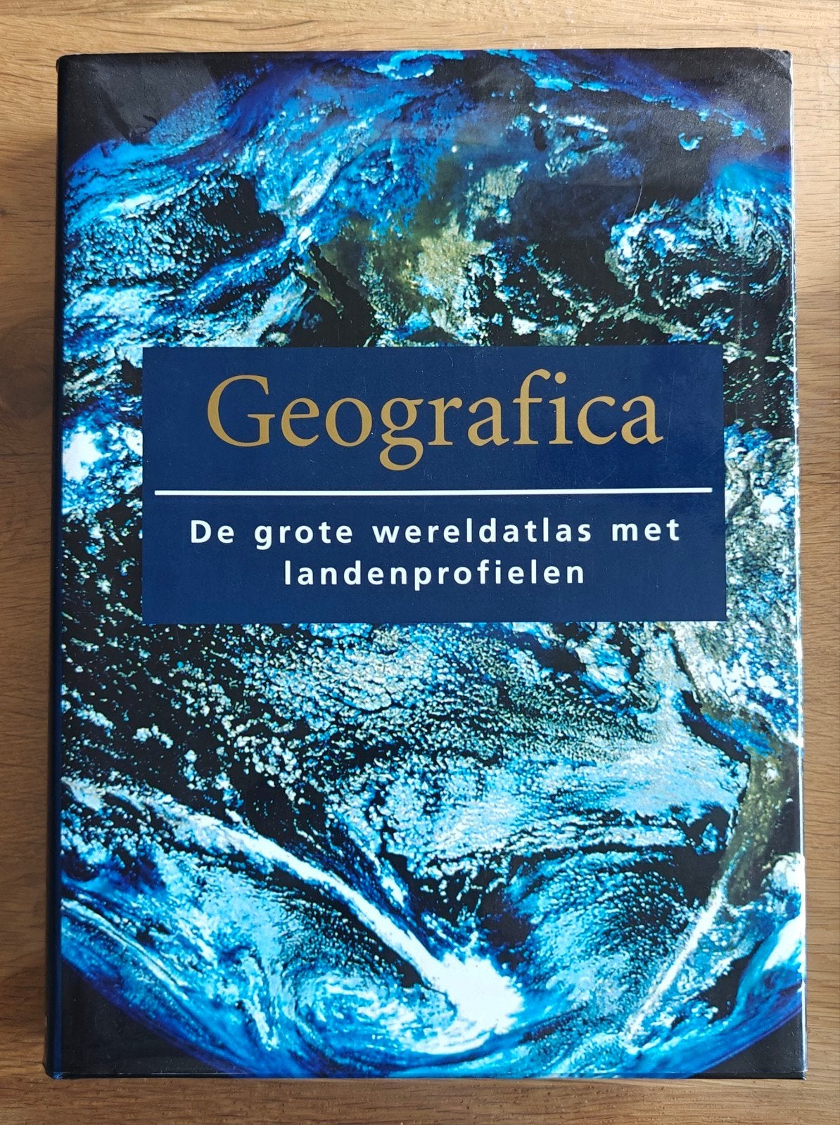 Geografica: De grote wereldatlas met landenprofielen, Boeken, Overige atlassen, 2000 tot heden, Ophalen of Verzenden, Zo goed als nieuw