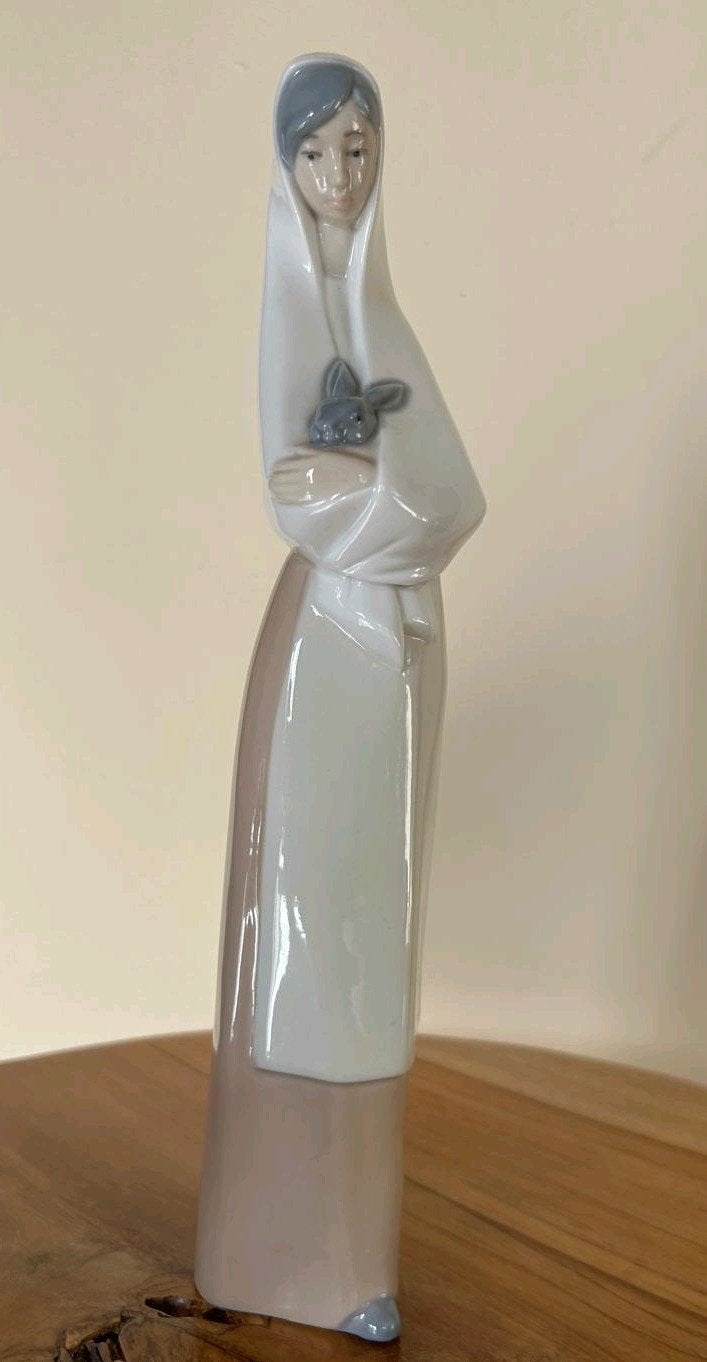 NAO Lladro beeldje 'Vrouw met Konijn' - Made in Spain, Ophalen of Verzenden, Zo goed als nieuw