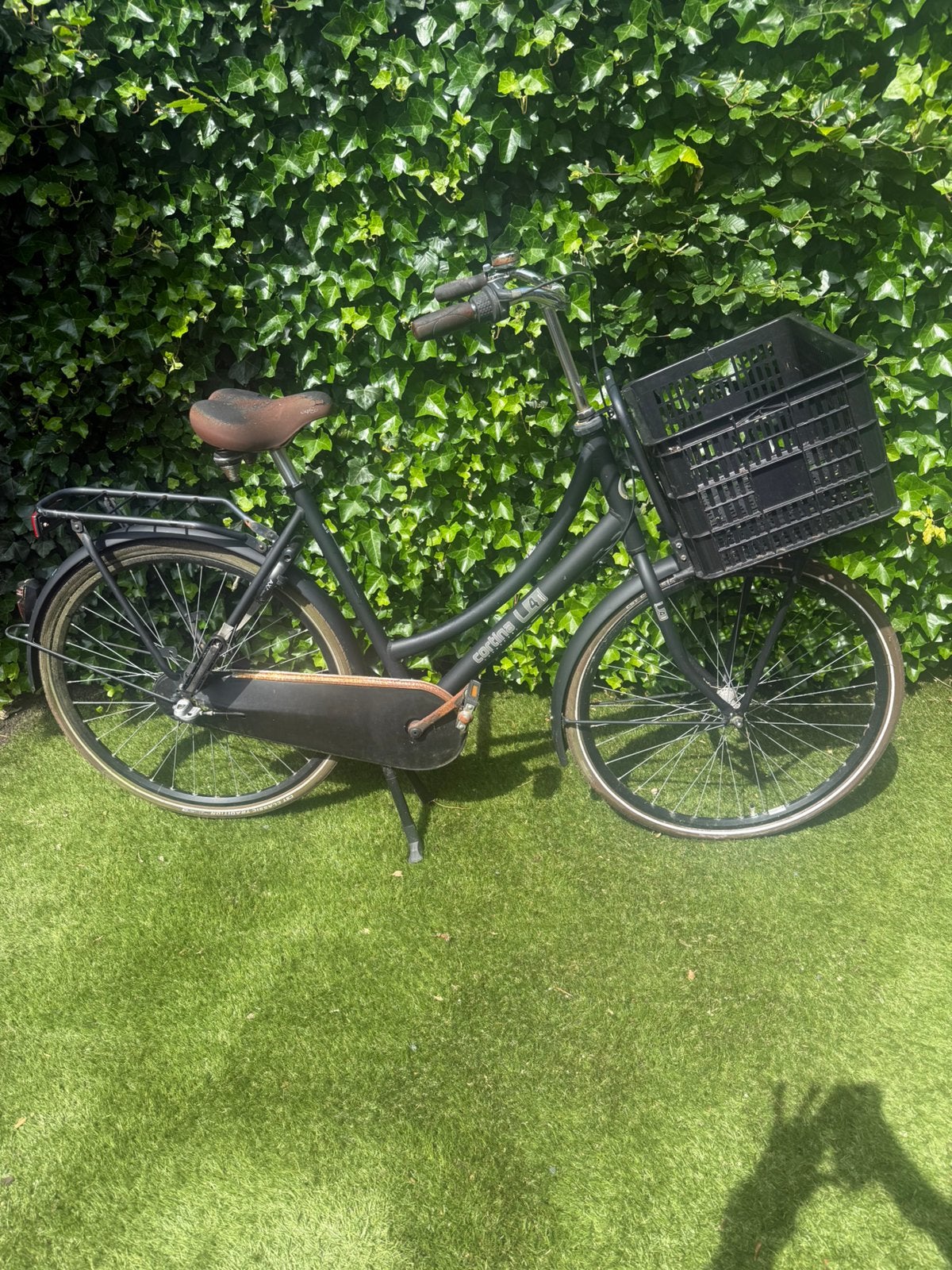 Mat zwarte cortina damesfiets met voordrager en mand, Fietsen en Brommers, Fietsen | Dames | Damesfietsen, Terugtraprem, Gebruikt