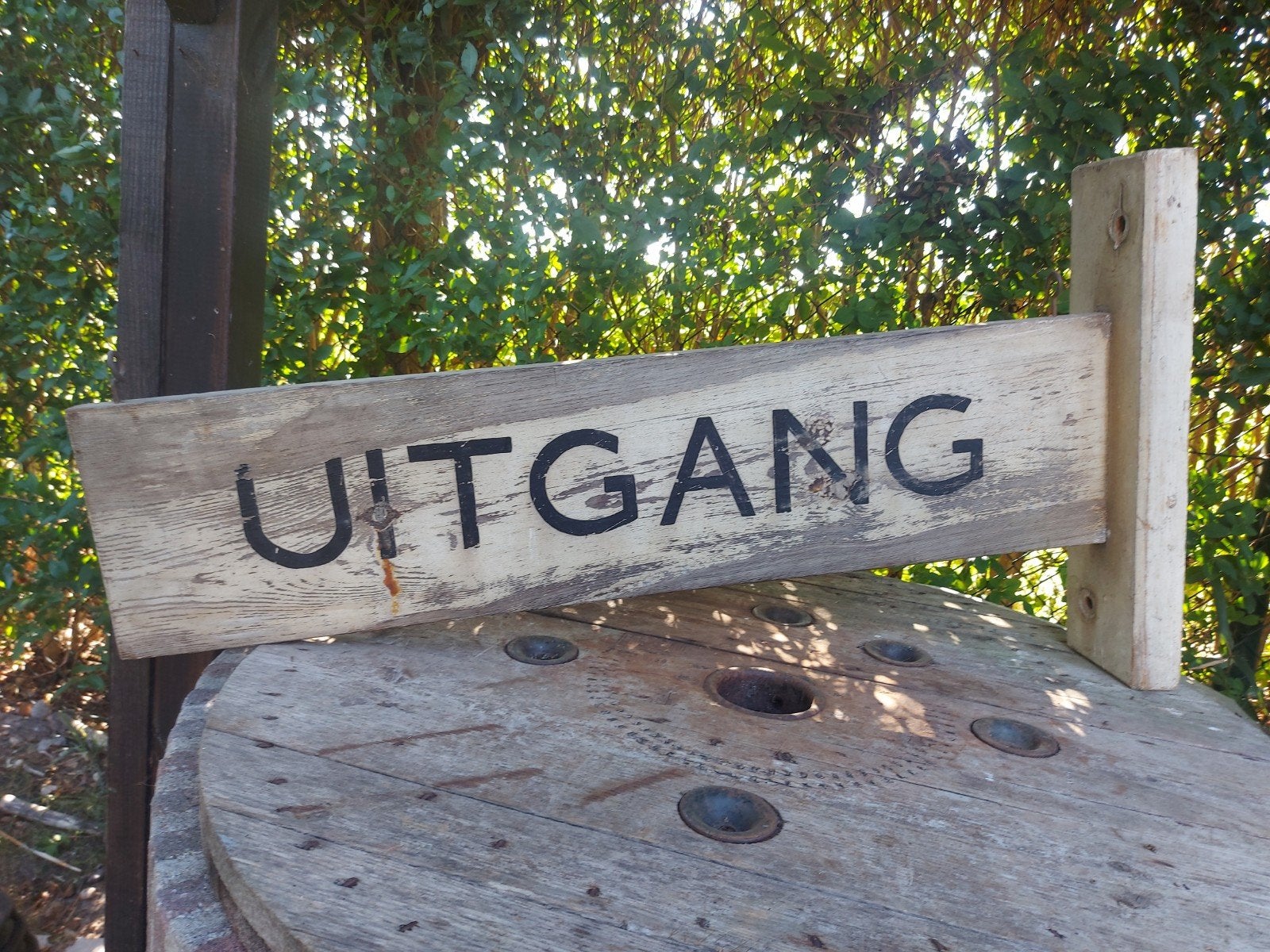 Antiek uithangbord Uitgang v station  hout zwaar, Ophalen