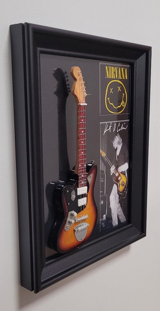 Kurt Cobain Nirvana miniatuur gitaar op lijst wanddeco deco, Info@deconoord.nl, Deco Noord, Nieuw, Ophalen of Verzenden