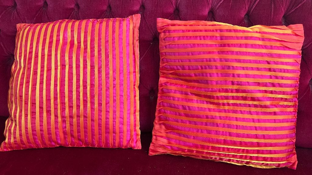 Rode/roze sierkussens met oranje strepen 2 stuks, Overige merken, Vierkant, Ophalen of Verzenden, Zo goed als nieuw