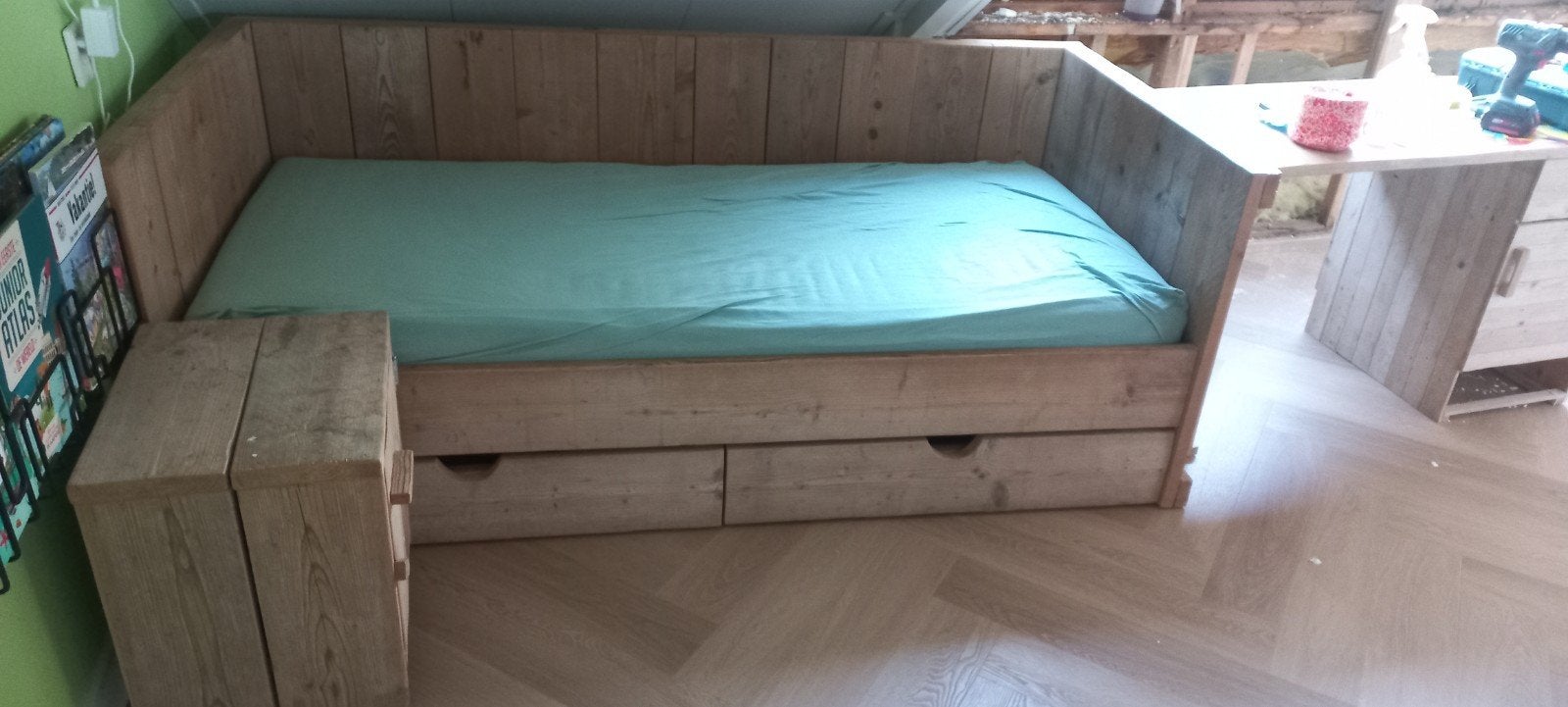 Gratis: Steigerhouten bed en nachtkastje, Ophalen, Gebruikt, 90 cm, Eenpersoons