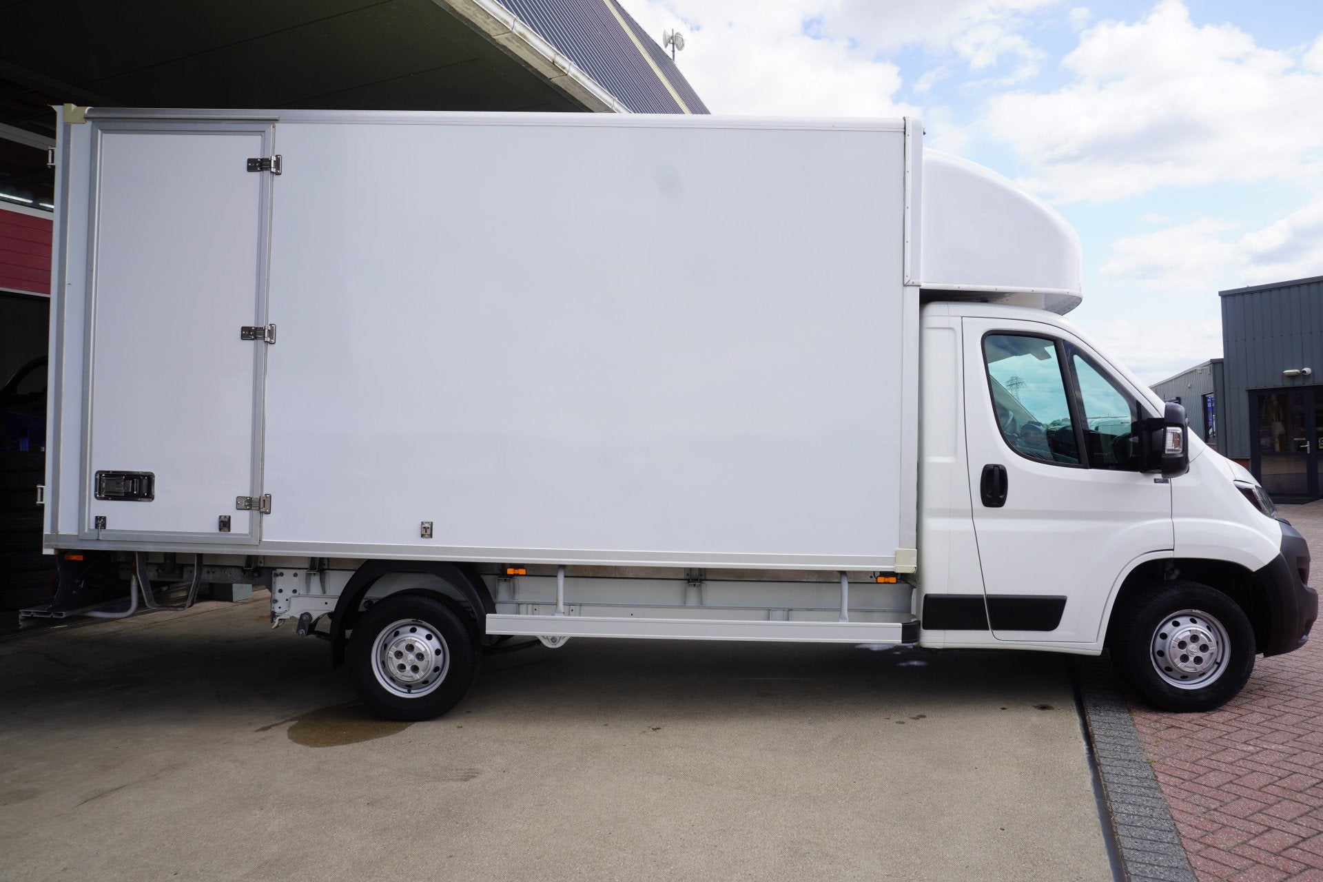 Peugeot Boxer 335 2.0 BlueHDI 131PK L3 Pro Meubelbak nr. V17, Auto's, Voorwielaandrijving, Gebruikt, 4 cilinders, Wit