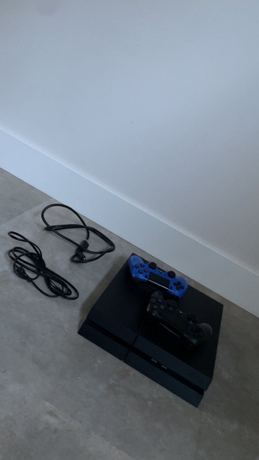 Ps 4 met controllers en kabels, Spelcomputers en Games, Spelcomputers | Sony PlayStation 4, Ophalen of Verzenden, Zo goed als nieuw