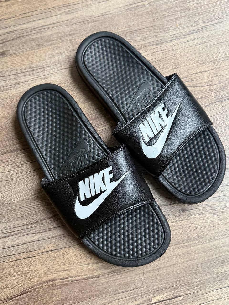 Nike Benassi JDI Slippers - Zwart - Maat 42.5, Ophalen of Verzenden, Zo goed als nieuw, Zwart, Slippers
