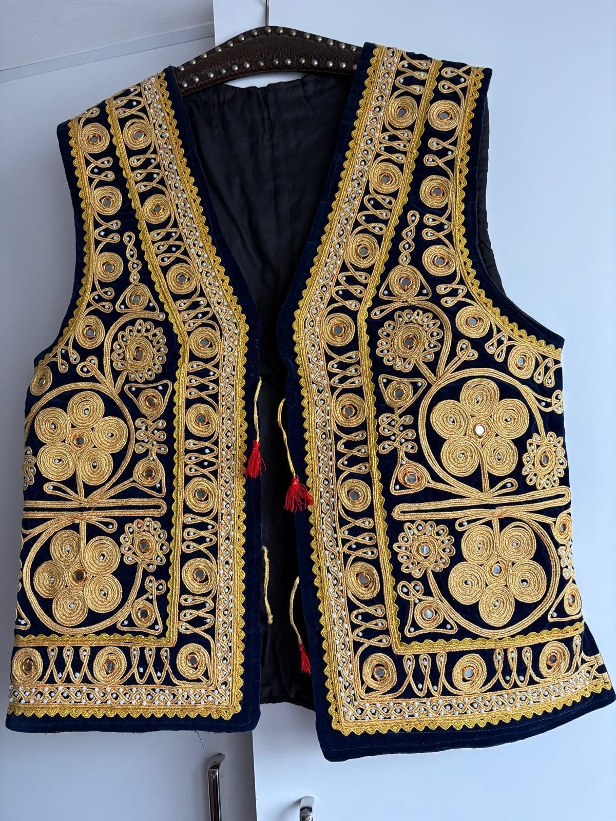 Prachtig geborduurd gilet - Maat 1, Ophalen of Verzenden