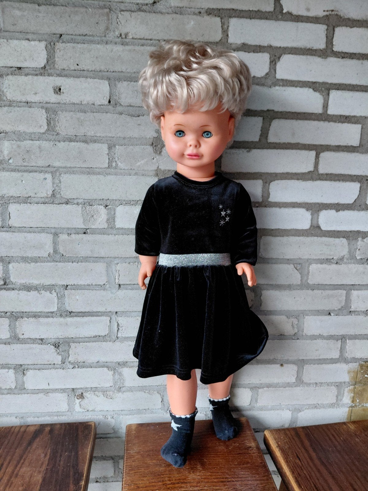 Vintage pop met blond haar en zwarte jurk, Ophalen of Verzenden, Gebruikt, Overige typen