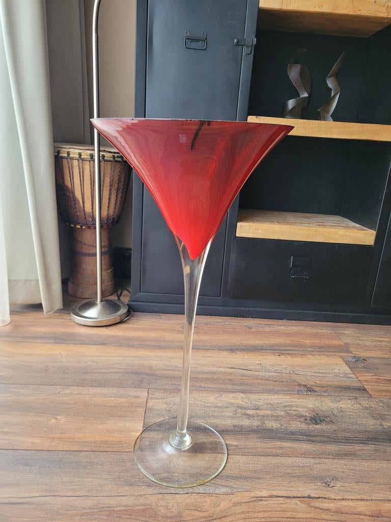 2 Grote rode vazen op voet van glas, Ophalen, 50 tot 75 cm, Rood, Glas