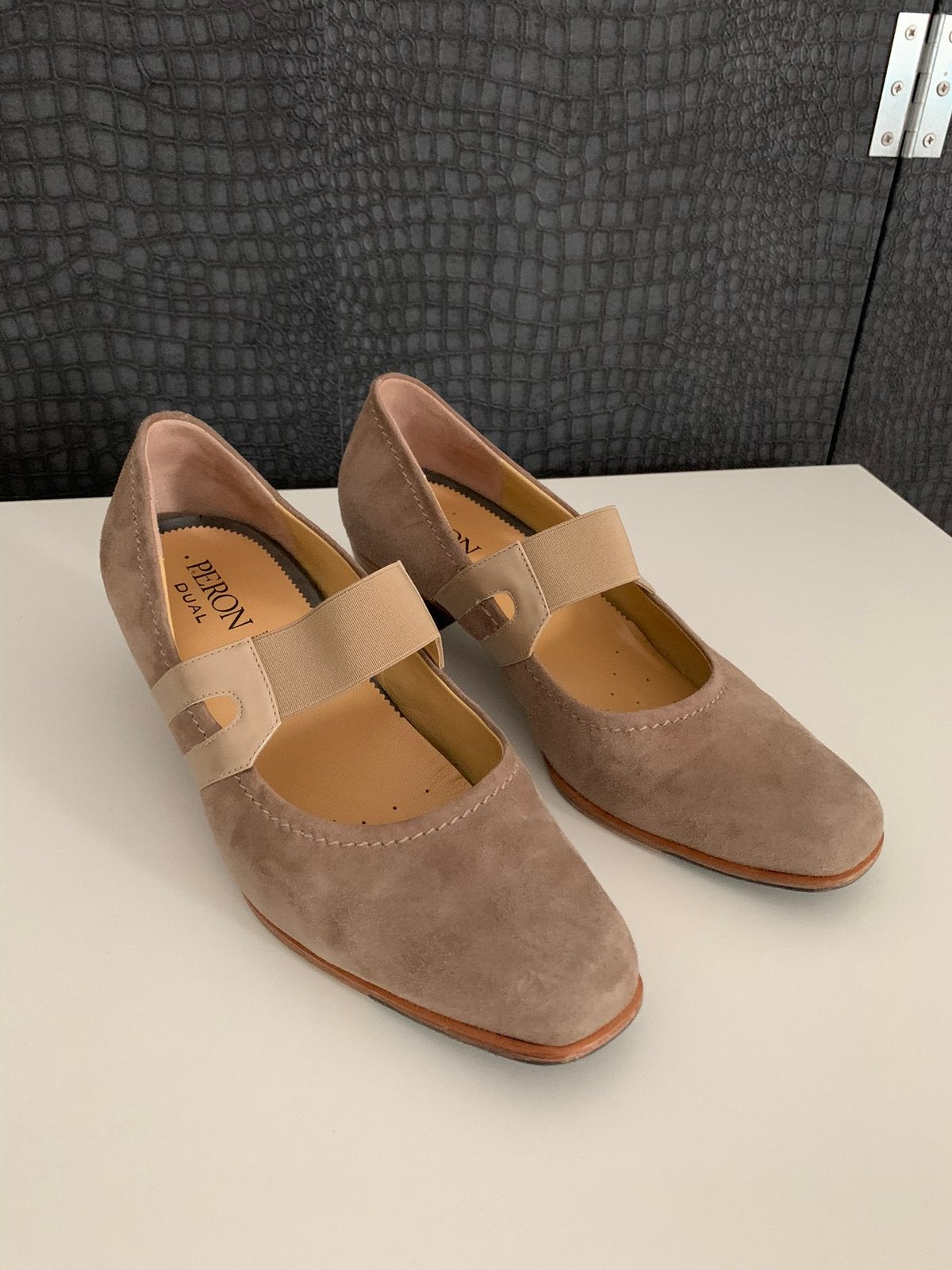 Beige schoenen van Peron - maat 40, Kleding | Dames, Schoenen, Pumps, Beige, Ophalen of Verzenden, Zo goed als nieuw
