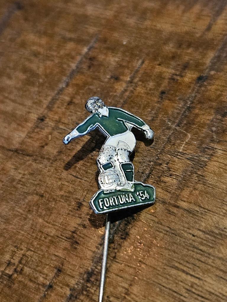 Fortuna '54 Voetbalspeldje -, Verzamelen, Speldjes, Pins en Buttons, Verzenden, Gebruikt, Overige onderwerpen