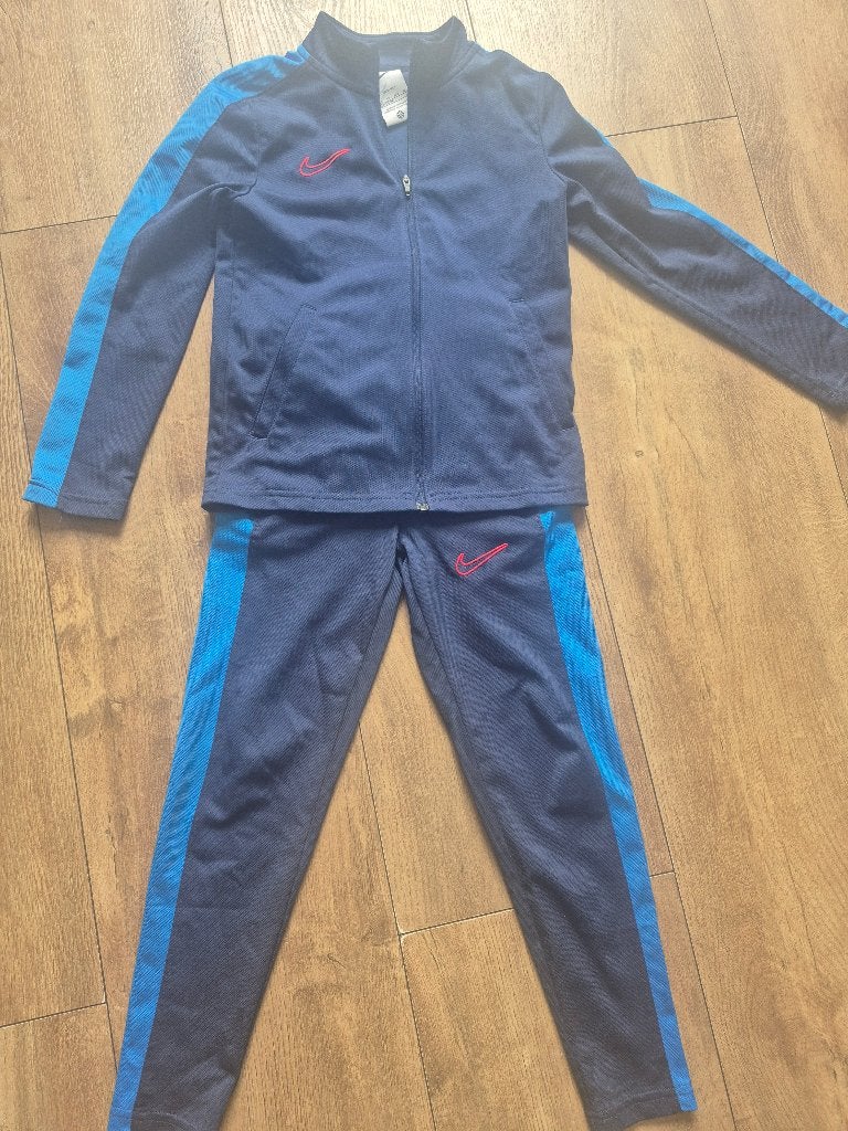 Te koop trainingspak Nike maat 122, Sport- of Zwemkleding, Ophalen of Verzenden, Zo goed als nieuw, Nike