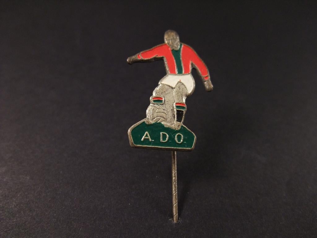 ADO Den Haag voetbalclub ( speler met bal) speld, Ophalen of Verzenden, Gebruikt, Overige onderwerpen