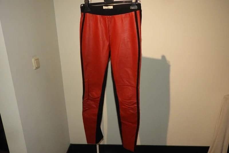Pinko deels leren broek voorkant rood leer achterkant zwart, Kleding | Dames, Broeken en Pantalons, Verzenden, Zo goed als nieuw