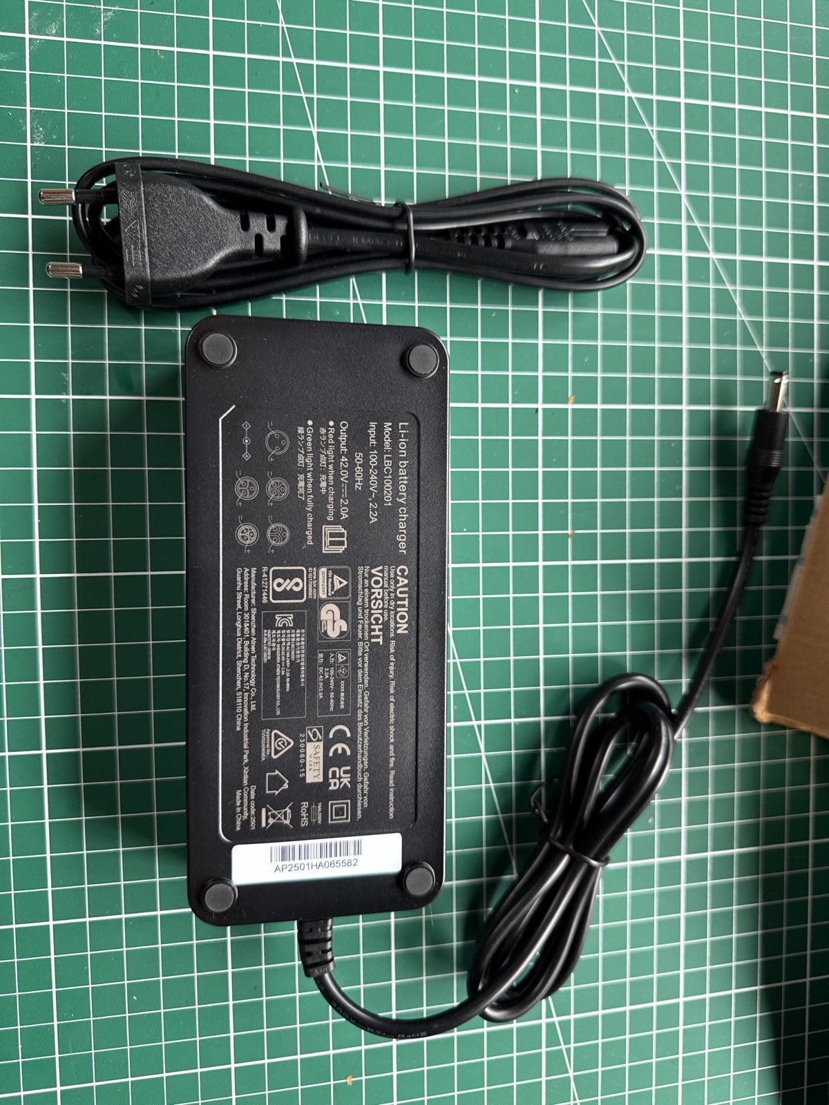 Li-ion Batterijlader 42V 2.0A - Model LBC100201, Fietsen en Brommers, Ophalen of Verzenden, Zo goed als nieuw, Nvt, Nvt