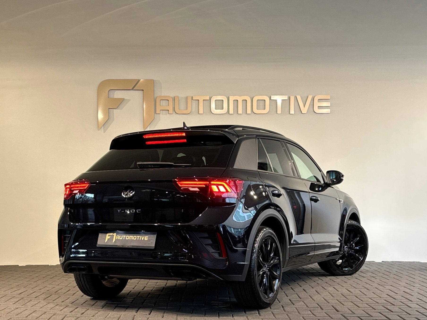 Volkswagen T-ROC 1.5 TSI R-Line Pano|IQ|Keyles|CarPlay|Sfeer, Auto's, Volkswagen, 4 cilinders, 150 pk, Zwart, Bedrijf
