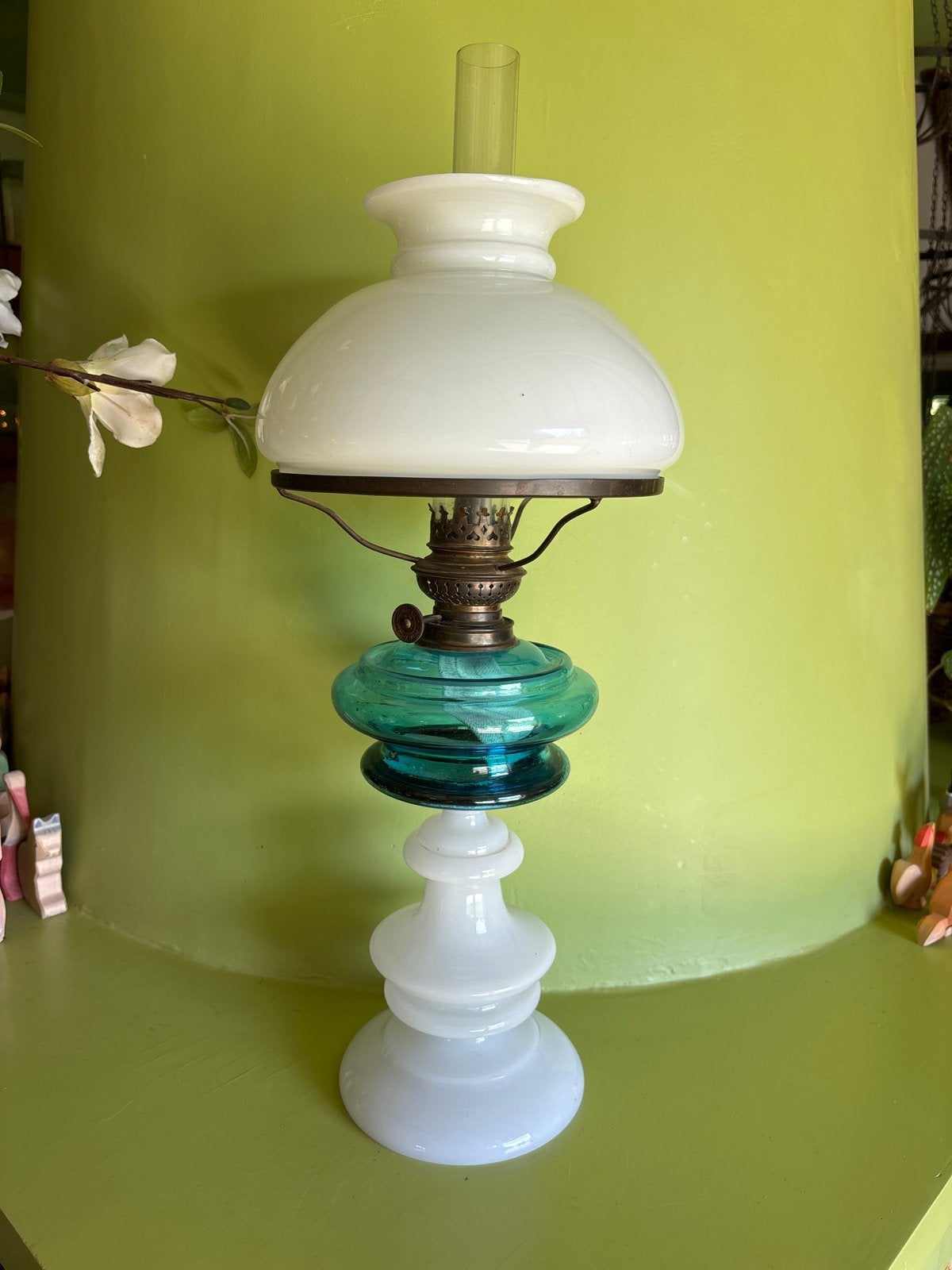 Antieke olielamp met opaline en groen glas, Antiek en Kunst, Antiek | Lampen, Ophalen of Verzenden