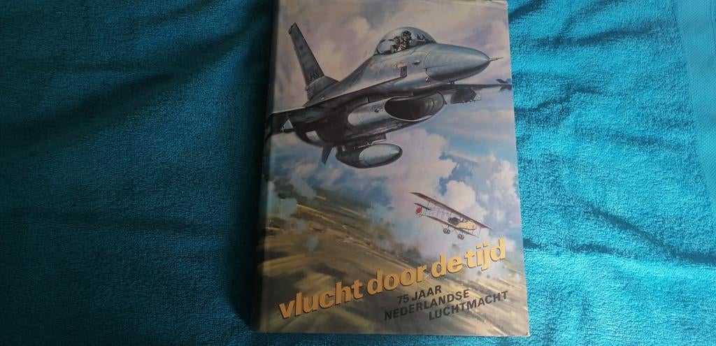 Vlucht door de tijd 75 jaar luchtmacht, Ophalen of Verzenden, Gelezen, Luchtmacht