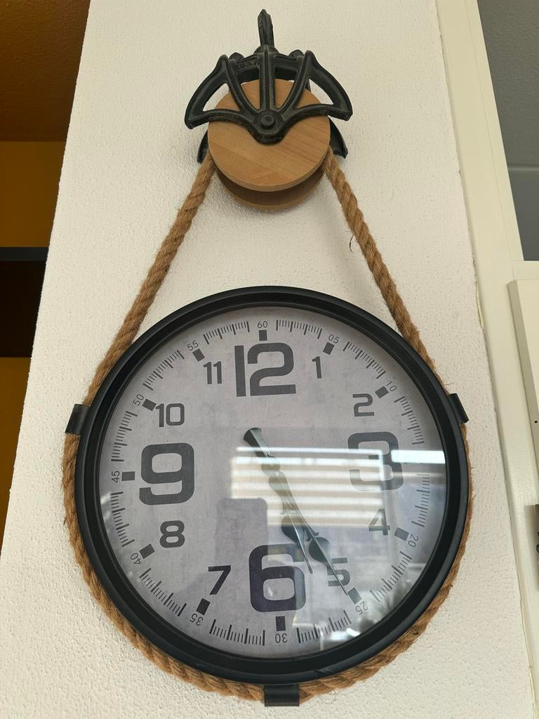 Wandklok met touw en katrol design, Verzenden, Gebruikt, Analoog, Wandklok