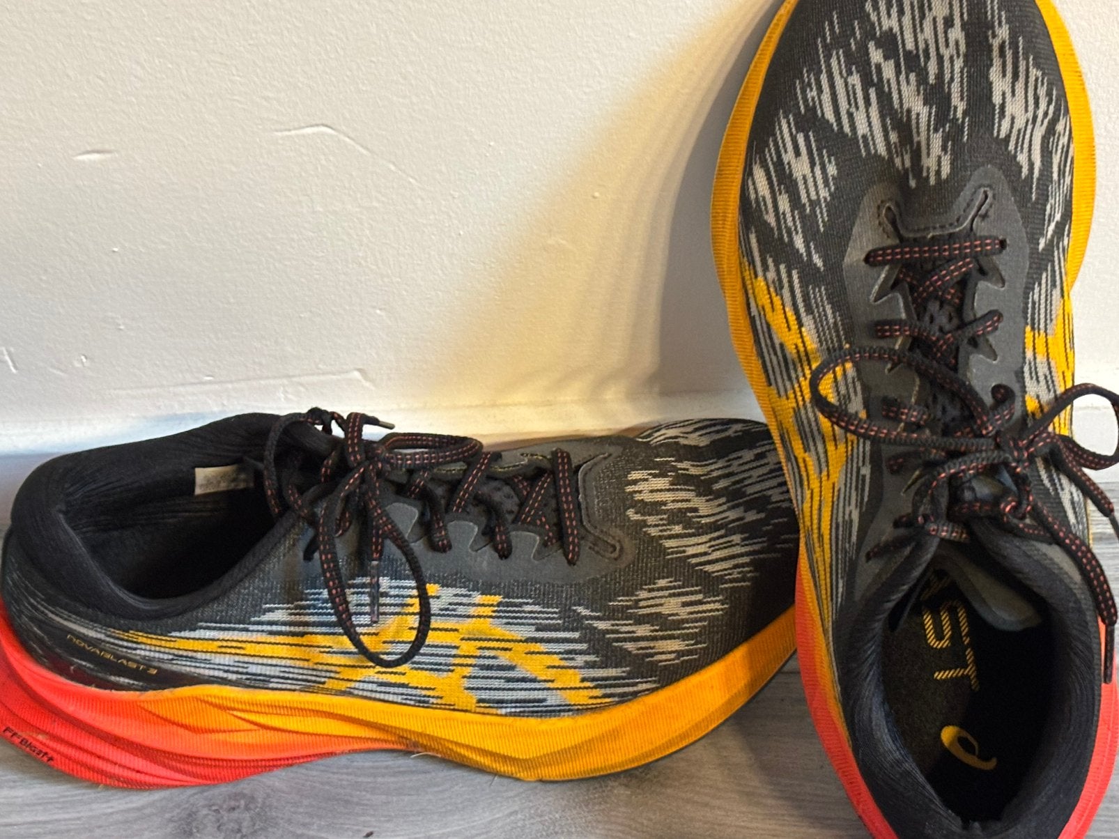 Asics Novablast 3 Geel/Oranje/Zwart, Sport en Fitness, Loopsport en Atletiek, Ophalen of Verzenden, Zo goed als nieuw, Hardloopschoenen