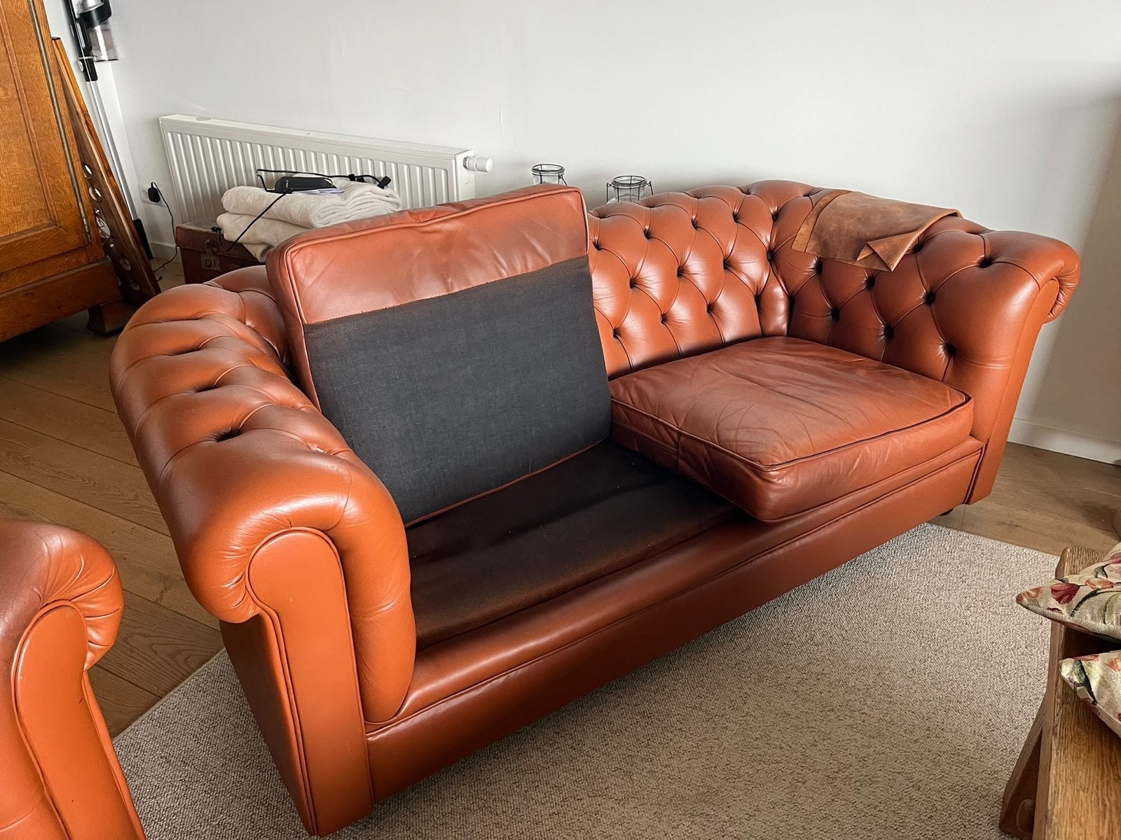Foto 5 van Chesterfield bank en fauteuil - Zeer goed onderhouden