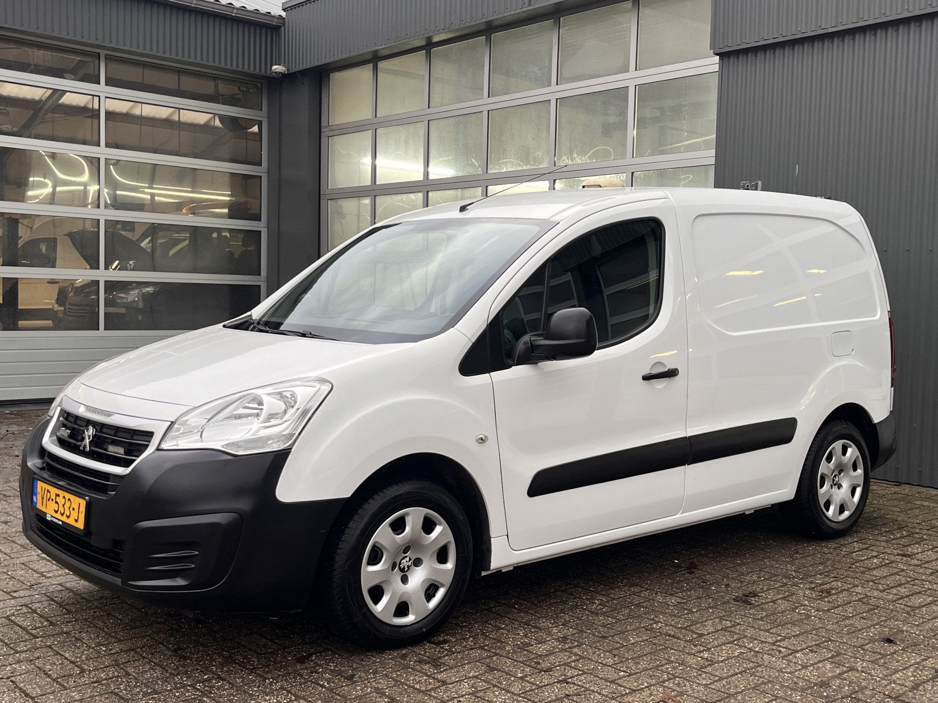 Peugeot Partner 1.6hdi 100pk Euro 6 Bpm vrij 3 persoons Airc, Voorwielaandrijving, Gebruikt, 4 cilinders, Origineel Nederlands