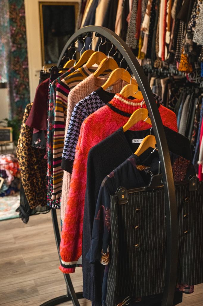 Uniek kledingrek winkel, Ophalen, Zo goed als nieuw