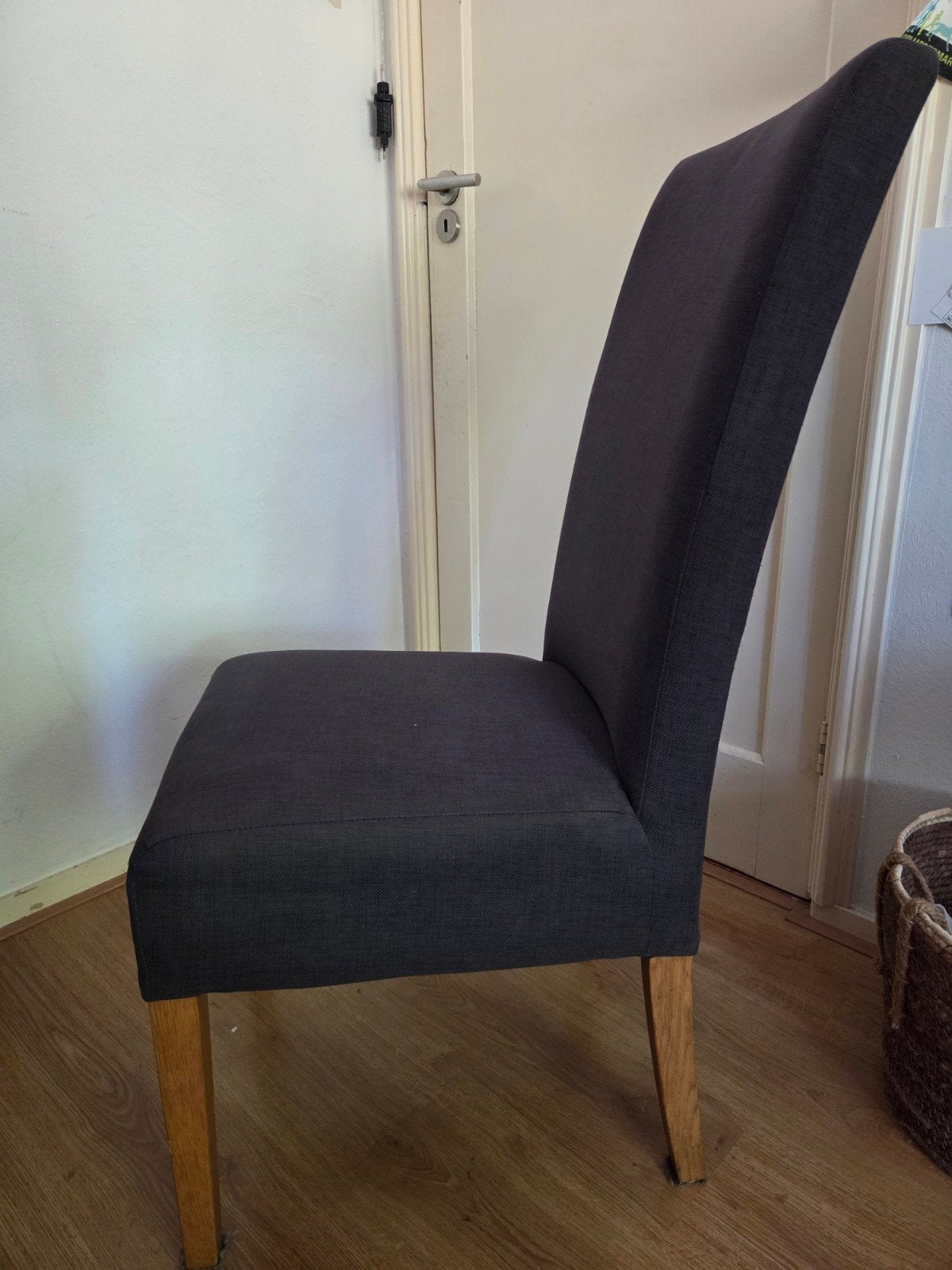 Donkergrijze eetkamerstoel met houten poten, Ophalen, Gebruikt, Stof, Vijf, Zes of meer stoelen