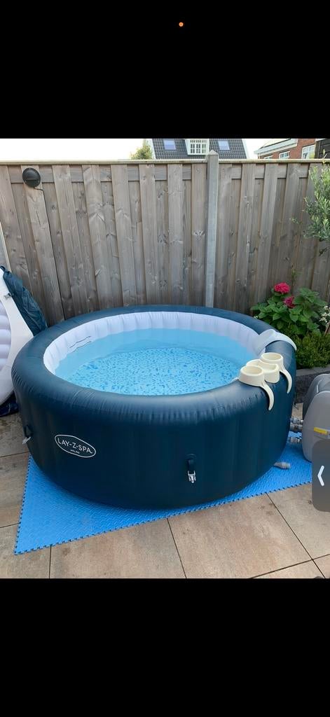 Lay-Z-Spa Milan opblaasbare jacuzzi, Ophalen, Zo goed als nieuw, Afdekzeil, Opblaasbaar