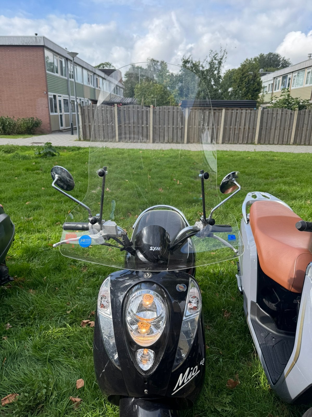 Sym mio windscherm hoog zo goed als nieuw!! Met bevestiging, Fietsen en Brommers, Ophalen of Verzenden, Zo goed als nieuw, Benzine
