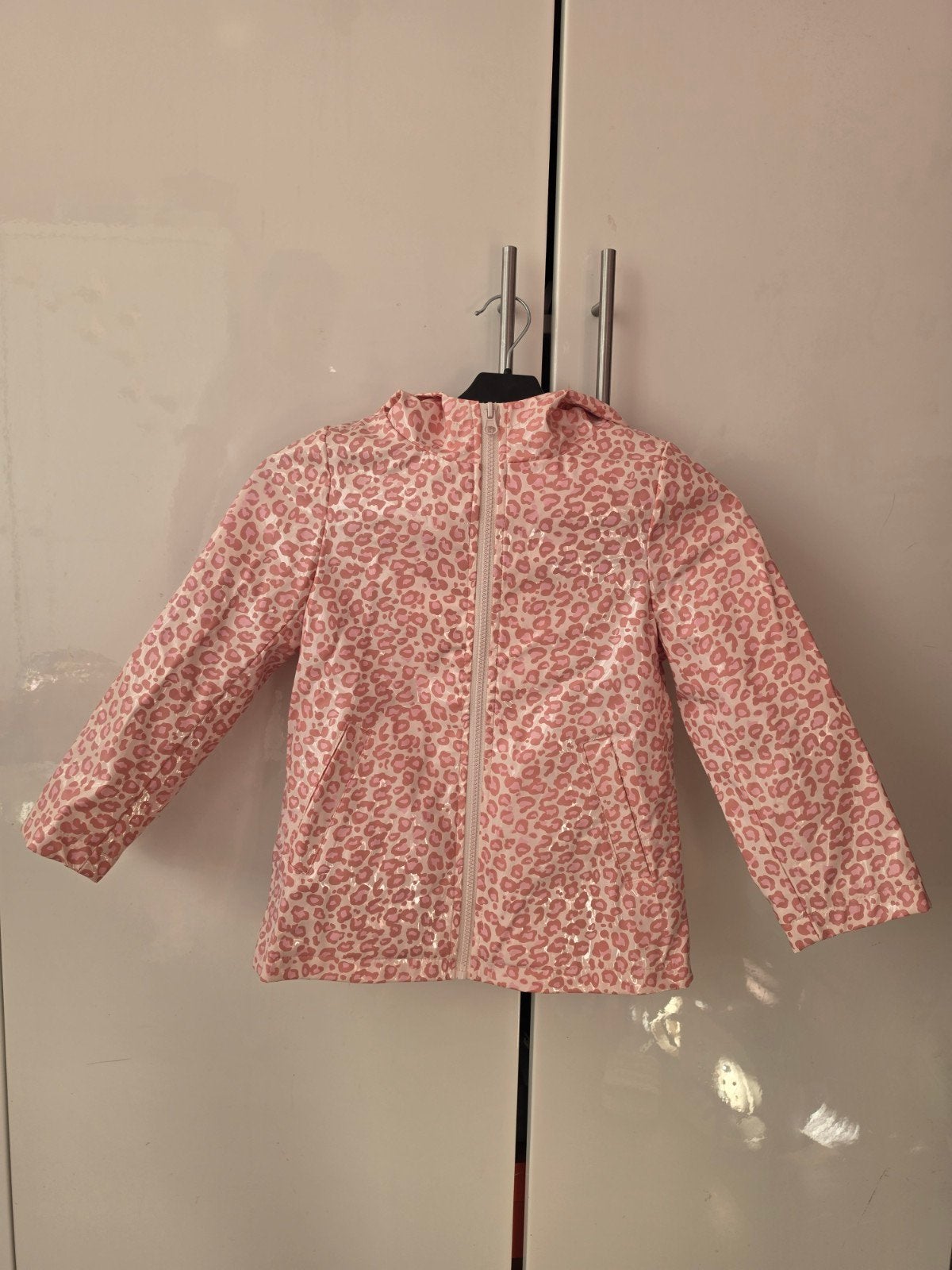 Leopardprint regenjas voor meisjes, maat 116/122, Ophalen of Verzenden, Zo goed als nieuw, Meisje, Jas
