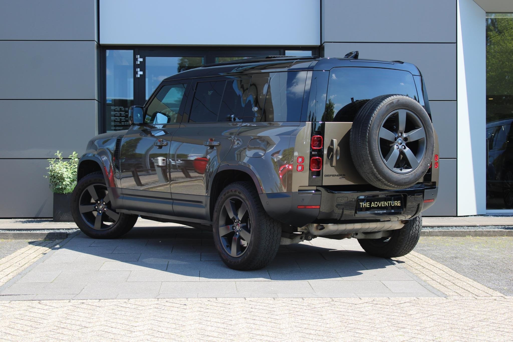Land Rover Defender 110 P400e HSE | Jump-Seat | Head-Up | Pa, Auto's, Land Rover, 404 pk, Gebruikt, Euro 6, 4 cilinders
