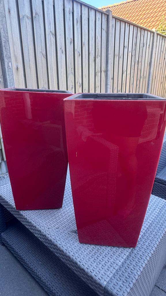 2 Rode Bloempotten/Plantenbakken, Ophalen, Kunststof, Gebruikt, Minder dan 60 cm