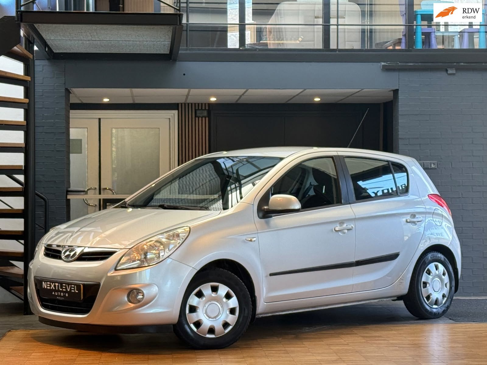 Hyundai I20 1.4i DynamicVersion 1e eigenaar Dealer Ond Parke, Auto's, Dealer onderhouden, Zwart, 4 cilinders, 1396 cc