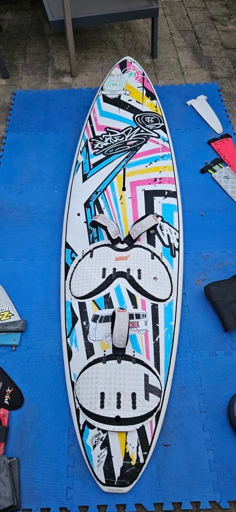 Tabou Rookie windsurfboard voor kinderen., Watersport en Boten, Windsurfen, Ophalen, Gebruikt, Minder dan 250 cm, Met vin(nen)