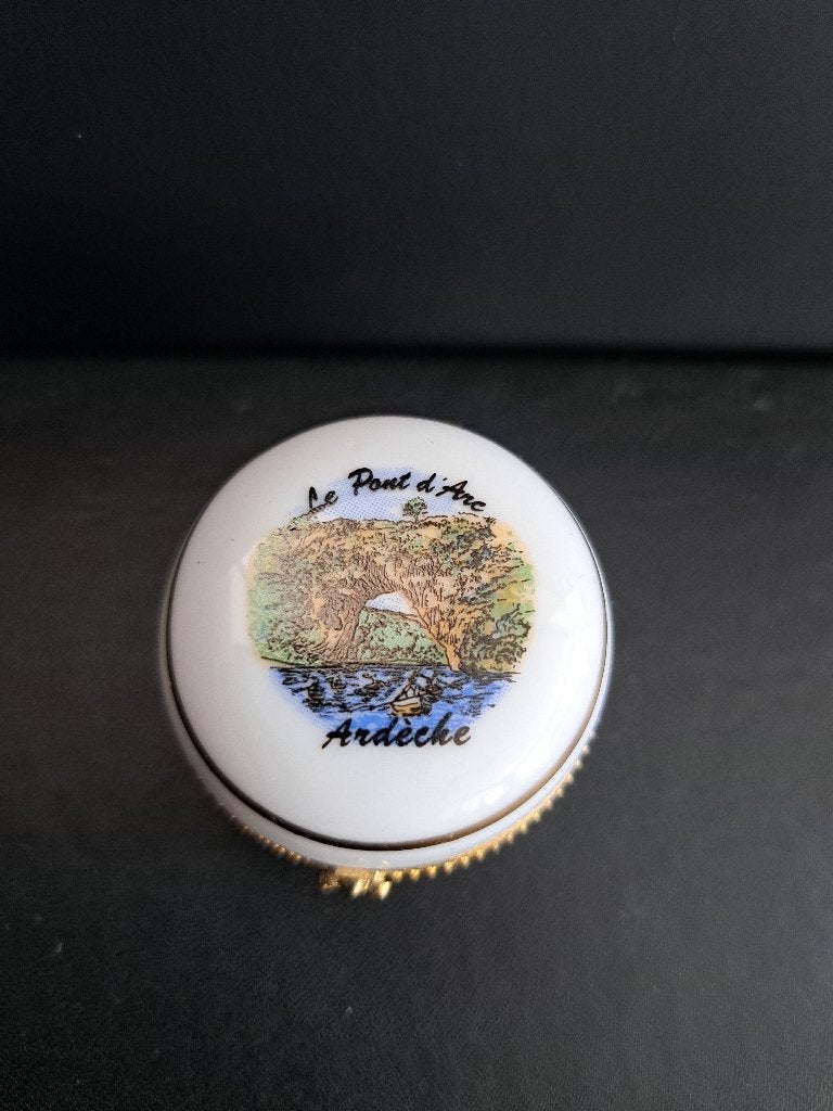 4 voor 10 euro. Porseleinen pillendoos Le Pont d'Arc Ardèche, Ophalen of Verzenden