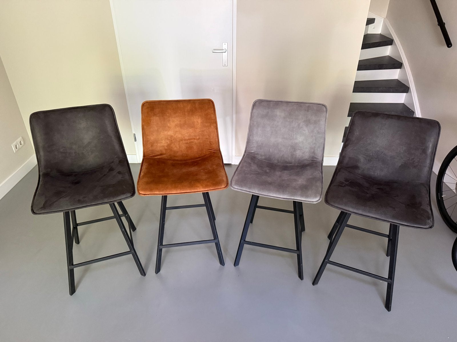 Set van 4 mooie suede barkrukken in verschillende kleuren, Ophalen, Zwart, Zo goed als nieuw, Vier