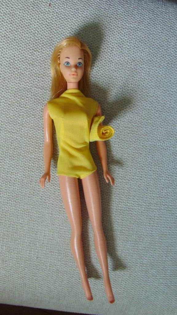 Mooie oude Barbie met Badpak en handdoek, Ophalen of Verzenden, Gebruikt, Pop