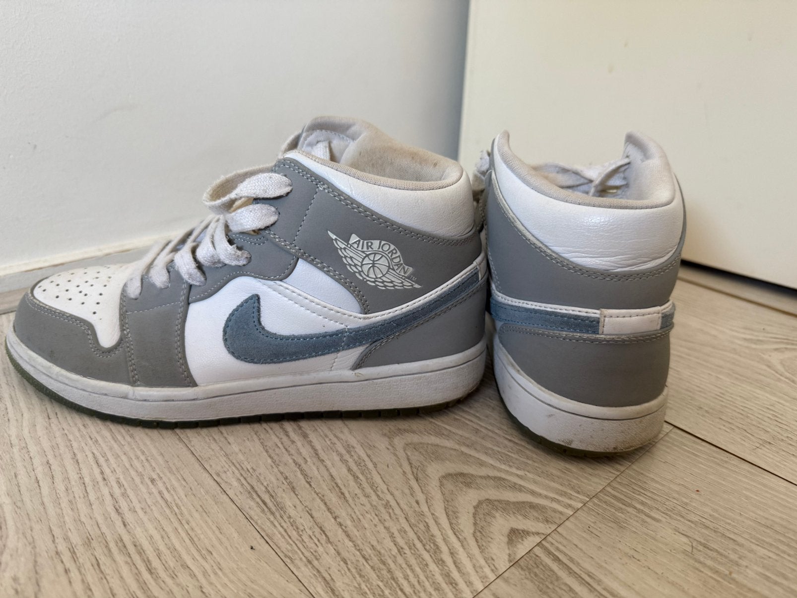 W Air Jordan 1 Mid White Grey Blue, Gebruikt, Jongen of Meisje, Schoenen, Ophalen of Verzenden